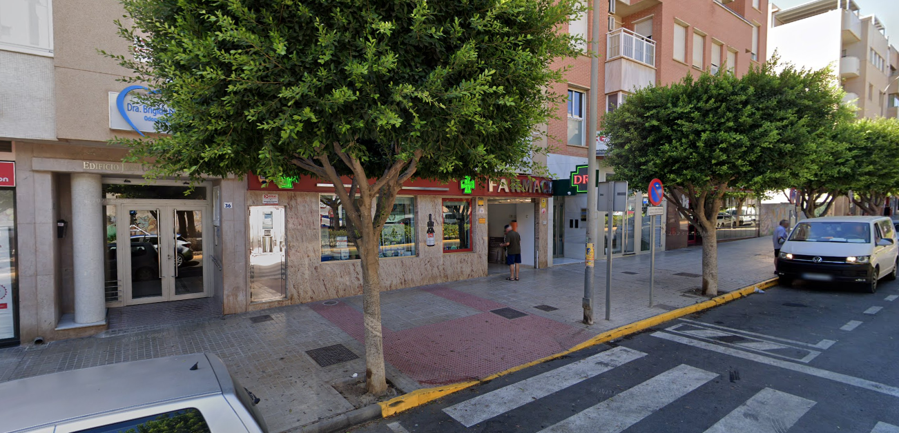 Farmacia fortuna con todos sus trabajadores